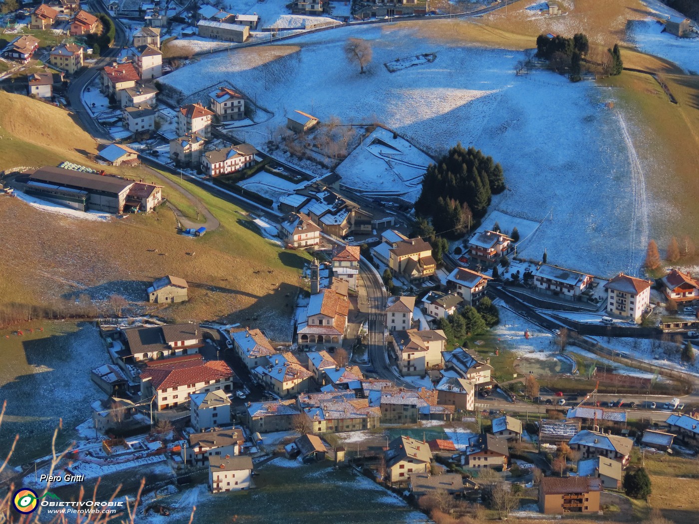 42 Zoom su Valpiana, frazione di Serina.JPG